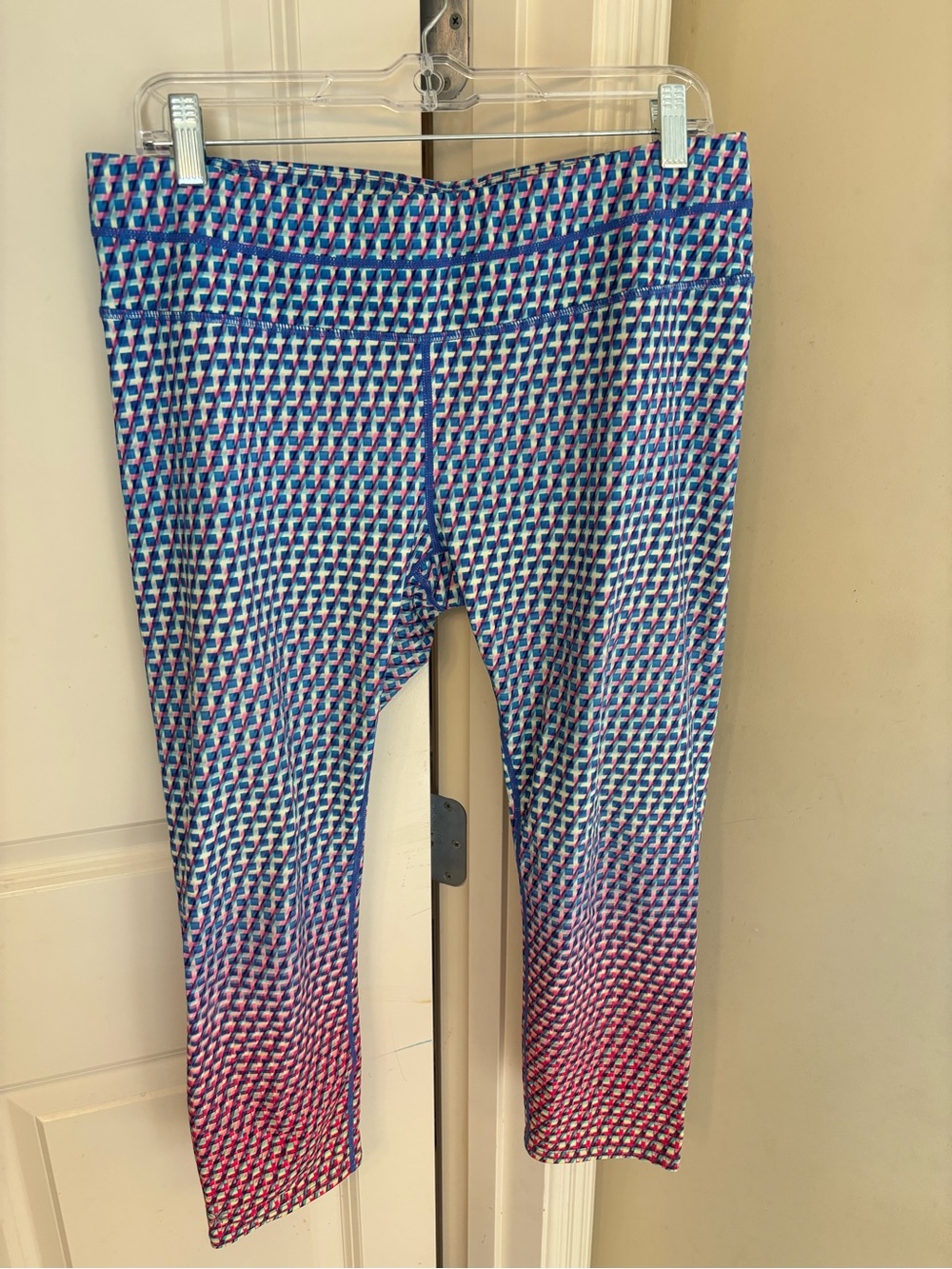 Athleta women’s Capri Leggings in Blue & Pink Ombre Geometric Print